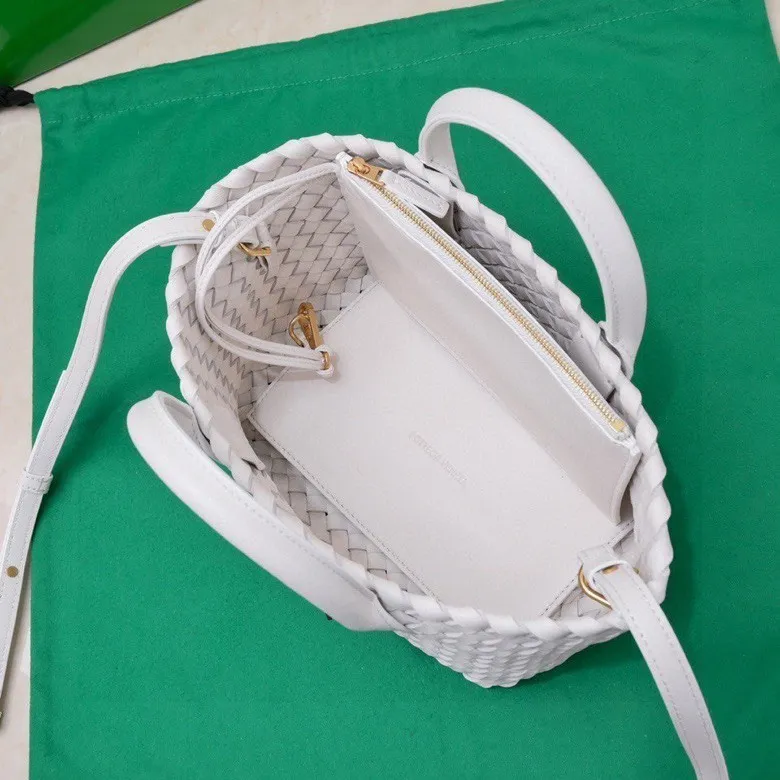 Batch 1560 Hello everyone, I have a new name, it’s called the Cabat woven Mini vegetable basket model ~ it can finally be carried on the shoulder. It is based on the original bag type and adds a shoulder strap and it is detachable! It's equivalent to spending one dollar to buy two bags. As the ace cutie of BV family, I really have no choice but to buy one! This bag of ours is really exactly the same as ZP. You can look big with a small amount of money~ Original sheepskin: size: 20*16*13cm, model: 5211#